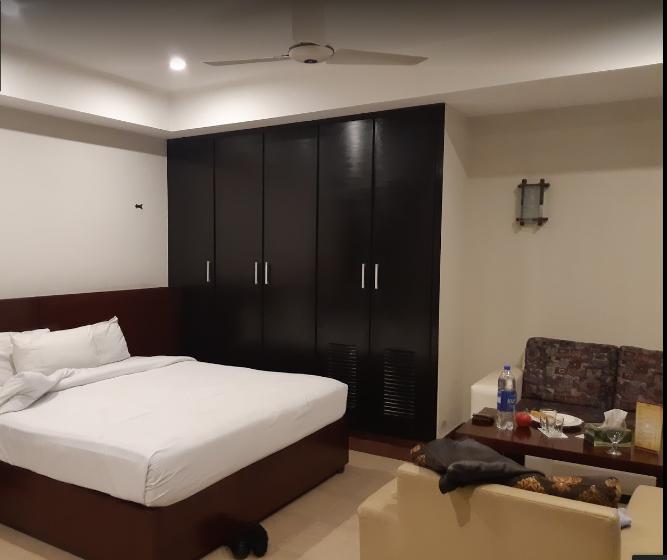 Hotel Multan Continental Екстер'єр фото