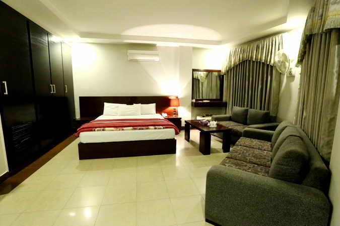Hotel Multan Continental Екстер'єр фото